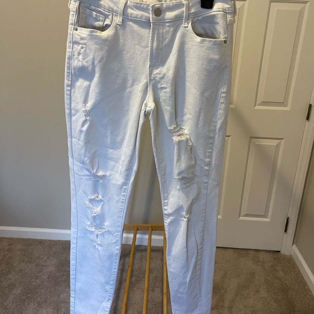 White distressed jeans